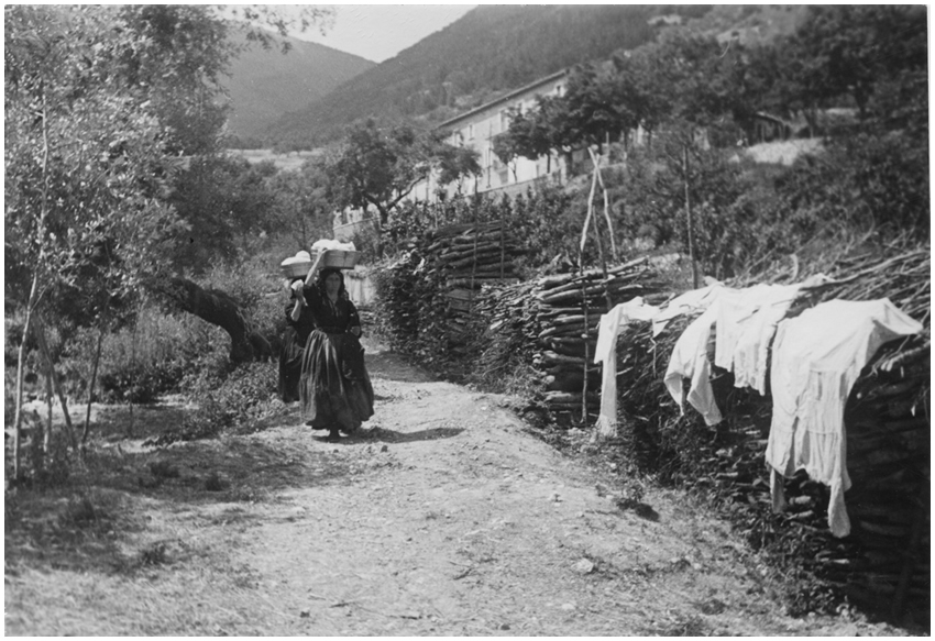Photo of Scanno in the 1930s by Hilde Lotz-Bauer